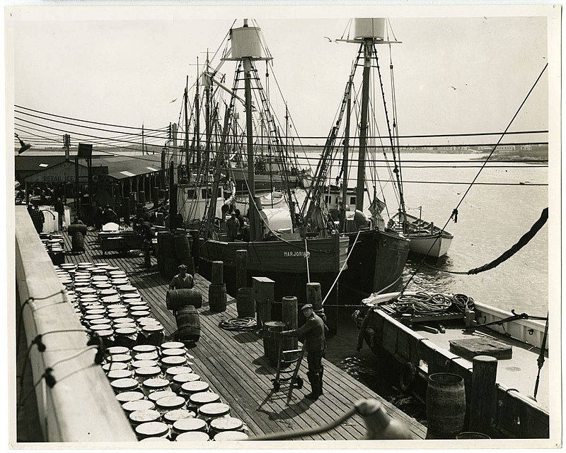 Dock workers with ice in Philadelphia
